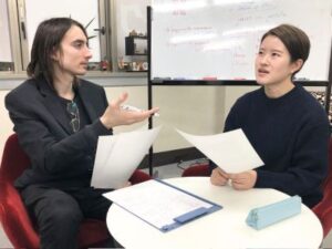 英会話教室トーク・アベニュー新宿、ビジネス英語のレッスン風景。ネイティブ講師とのマンツーマン授業の様子