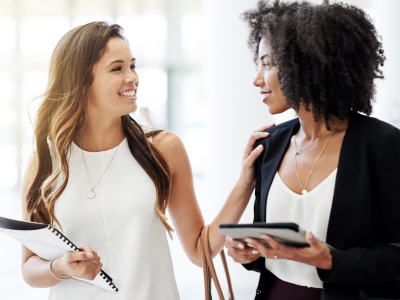 写真：2人の外国人女性たちがカジュアルに英会話しているシーン